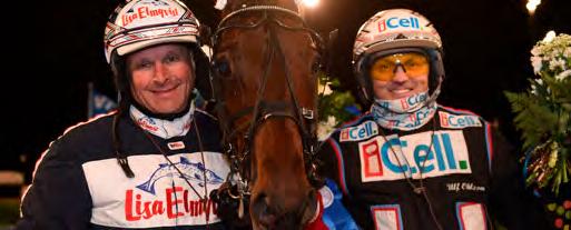 GRUPPLÖPNINGAR 3-åringar. En glad tränare och kusk tillsammans med segraren Grant Boko. BREEDERS CROWN 3-ÅRIGA H/V, FINAL Eskilstuna 6 november. Lätt. 3.200.000 kr. 2.140 m. Auto. 1.