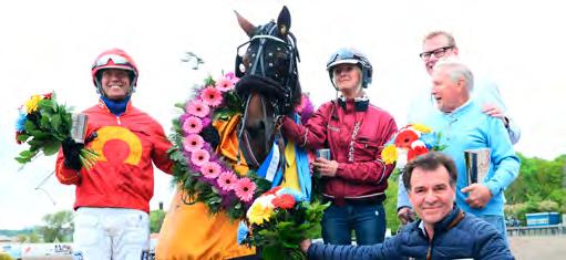 GRUPPLÖPNINGAR 4-åringar. Björn Goop, Lutfi Kolgjini, Malin Andersson och Stall Courant tillsammans med segraren av Drottning Silivas Pokal Princess Face. KONUNG GUSTAF V:S POKAL Åby 14 maj.