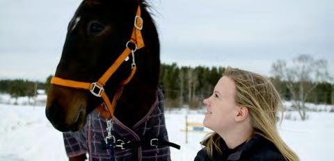 MATILDA VISAR VÄGEN Matilda Persson körde sina första lopp under 2016. Matilda Persson tillsammans med L.H. Adventure.