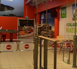 Figur 6. Exempel på ett missvisande motiv på utrymningsdörr. Bilden är tagen på ICA supermarket i Sjötelegrafen köpcentrum i Nynäshamn. 3.