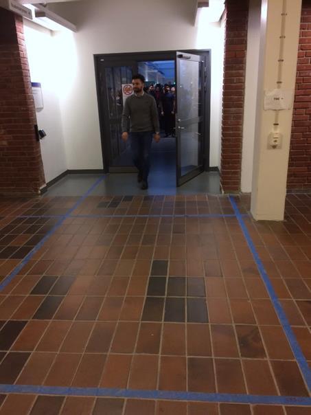 Drygt tio dörrar i olika hus på Lunds Tekniska Högskola studerades, varav en valdes till försöket. Kraven var att dörren skulle vara upplåst, dvs. kunna öppnas med ett vanligt handtag utan passerkort.