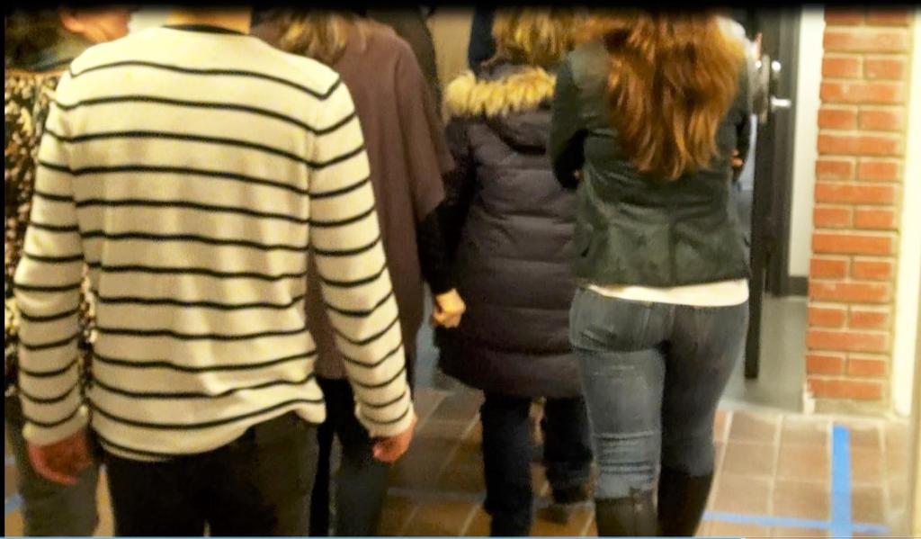 Figur 29. Köbildning när alla försökspersoner gick genom dörren tillsammans. Tabell 16. Risk för köbildning inom och mellan grupper för beslag 1 och scenarier som genomfördes i utåtgående riktningar.