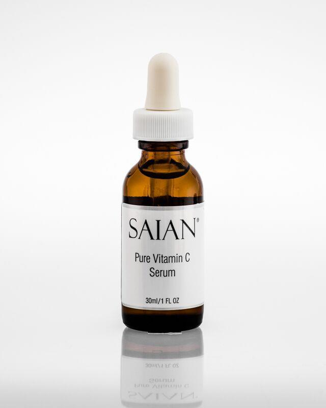 Detta kraftfulla antioxidanta serum bekämpar fria radikaler, stimulerar produktionen av kollagen, ger näring åt huden, minskar uppkomsten av fina linjer och rynkor och ger huden lyster.