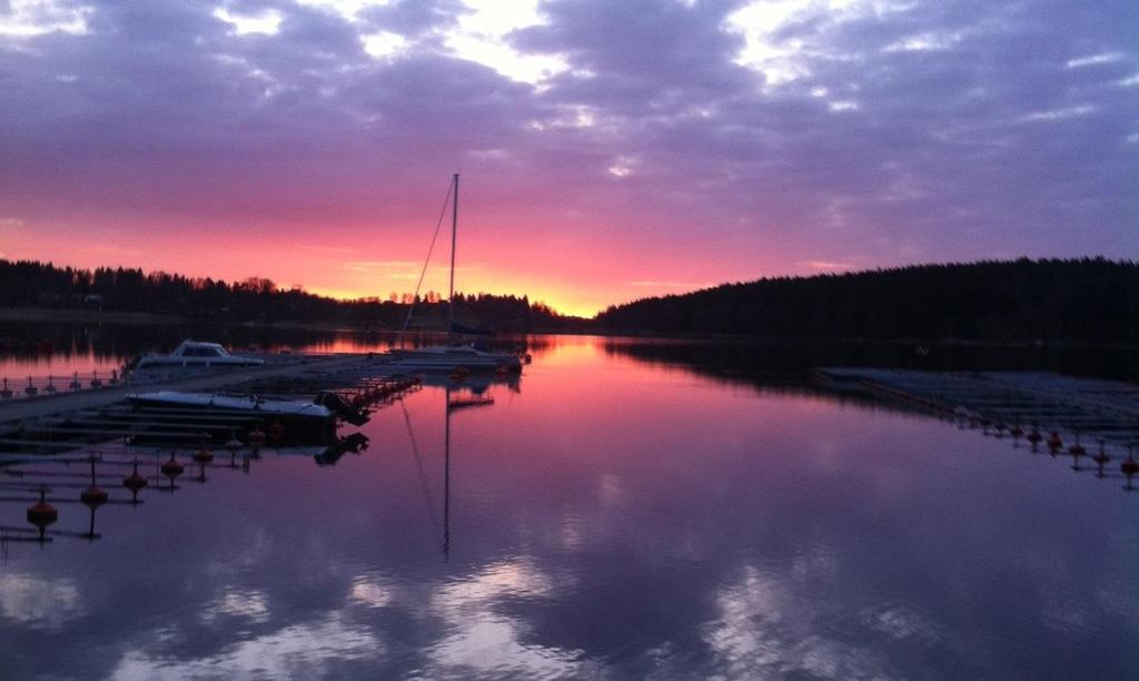 Endast en båtplats per medlem/fastighet är tillåtet. Om utrymme i hamnen medger kan dock medlem efter ansökan få disponera ytterligare en (1) plats.