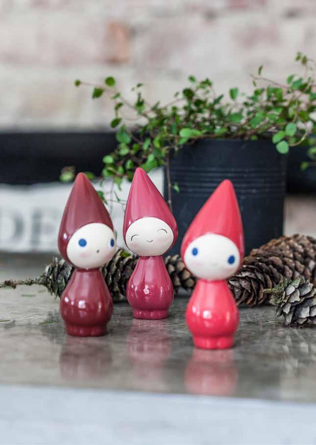11cm - PLAYFUL SANTA PEGGY - BUSIGA TOMTEN PEGGY Minns du den där pirriga och förväntansfulla känslan när du som barn vaknade på morgonen och det var julafton?
