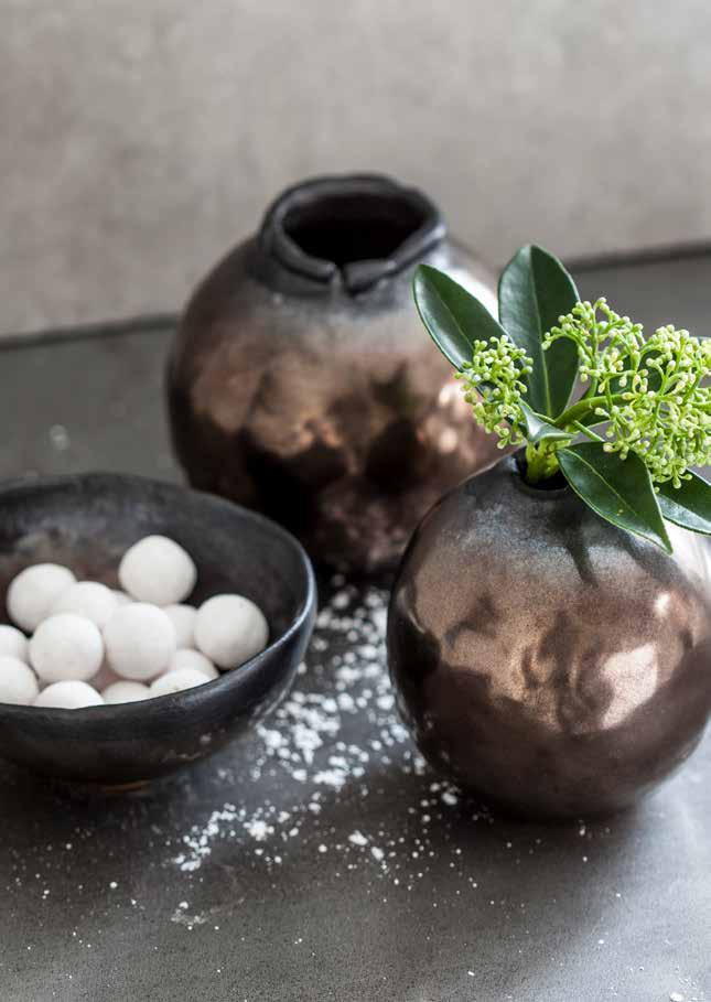 Handgjorda produkter med en skimrande känsla av metall. Traditionellt hantverk som möter nutid har blivit lite av ett signum för oss på Nääsgränsgården.