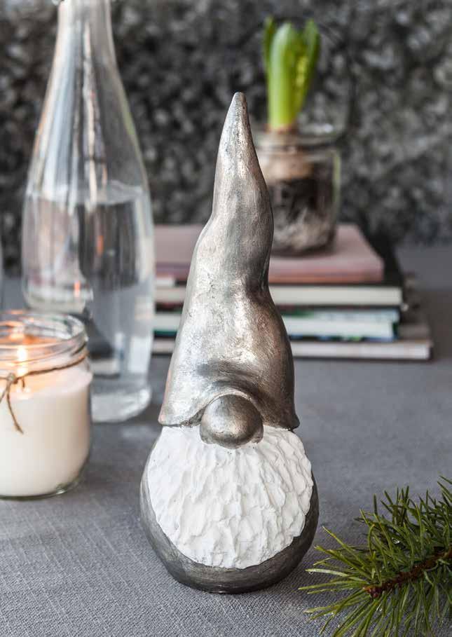 Helt klart en av vinterns favoriter. Our charming Santa High Hat has won many admirers over the years.
