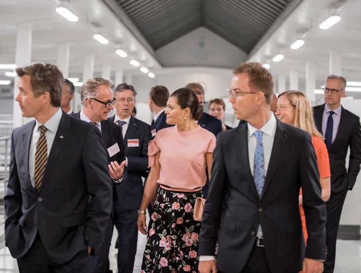 FOTO: STOCKHOLMS VATTEN OCH AVFALL/MICKE LUNDSTRÖM Så styrs staden Hans Kungliga Höghet Kronprins Frederik av Danmark och Hennes Kungliga Höghet Kronprinsessan Victoria tas emot på Lovö vattenverk av