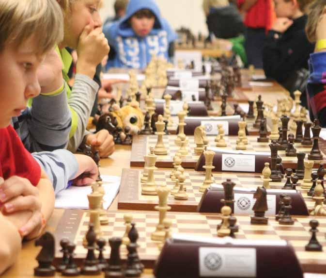 Nummer 4 2011 Lyckat Skol-SM 5 Skol-SM 12 Elitserien 14 Ungdoms-EM 18 Lag-EM 24 Porträttet 28 ECC 32 Landet Runt 35 Spelöppningsskolan: Philidor 40 Information från SSF 41 Kombinationer Omslagsfoto: