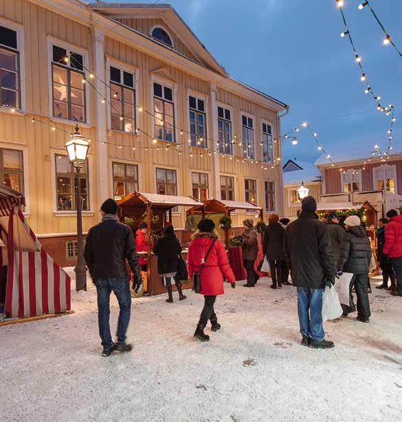 Underhållning Gycklarnas jul: Gycklargillet Uthopia minglar bland marknadsbesökarna och underhåller med gyckel, musik och eldshow.