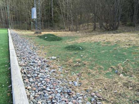 Det motsvarar kraven på fettavskiljare, oljeavskiljare, sandfång och så vidare, där det behövs. Snöhanteringen är också viktig att reglera, särskilt där konstgräsplanen inte är uppvärmd.