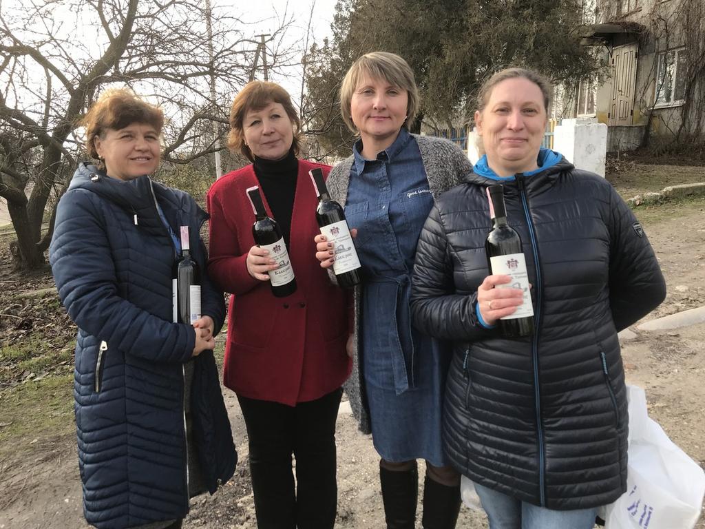 Föreningen Svenskbyborna alltid skänkt en julgåva till flera av byns nyckelperoner som; borgmästaren, läkaren, skolledarna och andra som