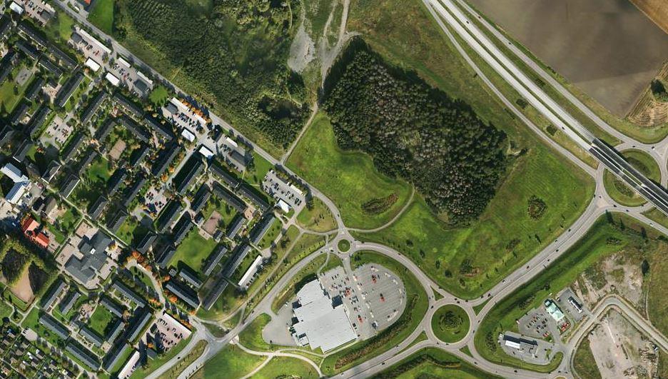 Sydväst om den planerade anläggningen ligger Willys stormarknad och i sydöst finns ett stort, nybyggt handelsområde samt en bensinmack. Snöupplag Wivalliusgatan Willys Handelsområde Circle K Figur 3.