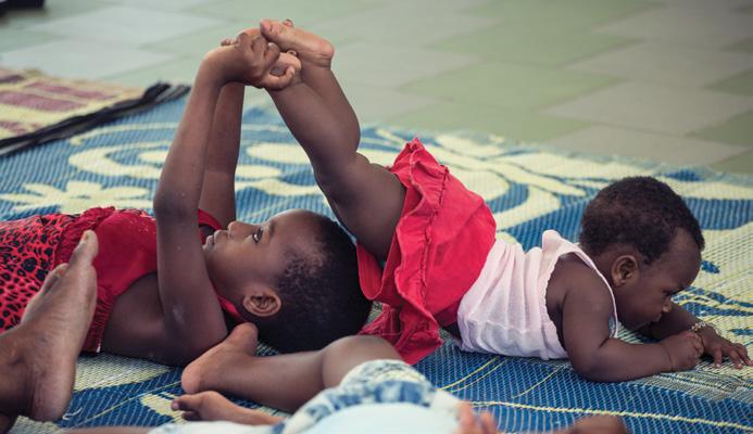 Flickorna Tatu och Nuru leker medan mödrarna utbildas på House of Hope i Dar es Salam, Tanzania.