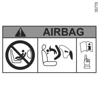 Eftersom en bakåtvänd barnstol inte är anpassad för en airbag som blåses upp på passagerarplatsen fram får man ALDRIG installera
