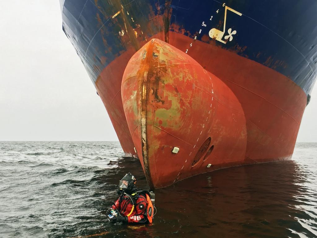 SSRS BURRE för vidare transport till ATLANTIC. Klockan 06.39 var SSRS BURRE framme vid ATLANTIC och satte ombord fem poliser. Klockan 06.58 var kustbevakningens fartyg KBV 313 på plats vid fartyget och satte ombord tre tjänstemän.
