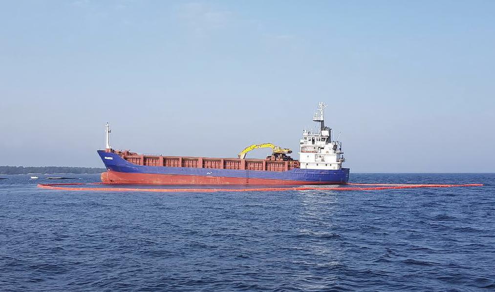 Figur 1. ATLANTIC på grund. Bild: Kustbevakningen. SAMMANFATTNING Under resa från Visby till Oskarshamn gick fartyget ATLANTIC på grund strax söder om Oskarshamn.