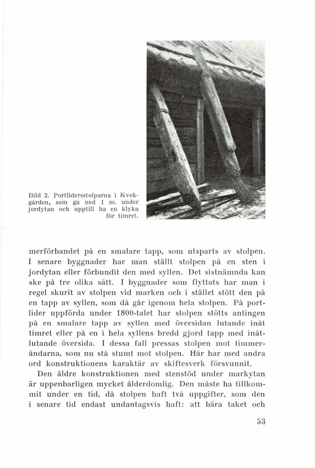 Bild 2. Portlidersstolparna i Kvekgården, som gå ned 1 m. under jordytan och upptill ha en klyka för timret. m erförbandet på en smalare tapp, som utsparts av stolpen.
