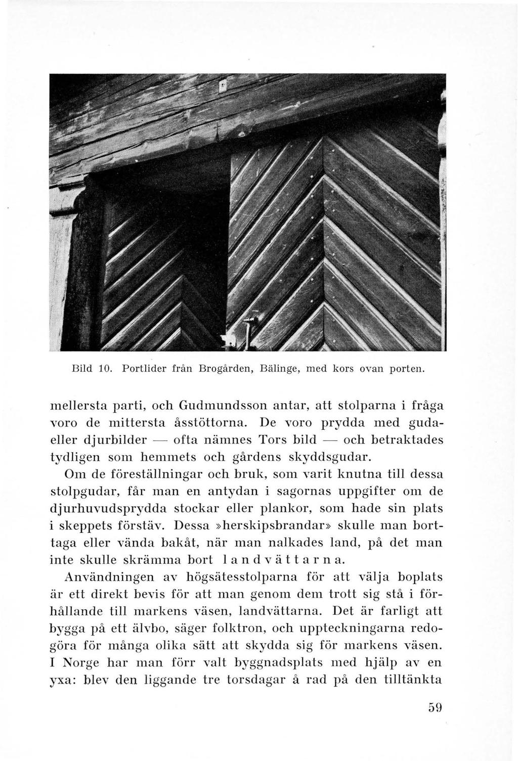 Bild 10. Portlider från Brogården, Bälinge, med kors ovan porten. mellersta parti, och Gudmundsson antar, att stolparna i fråga voro de mittersta åsstöttorna.