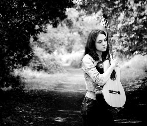 Laura Snowden Laura Snowden är en mångsidig artist inblandad i åtskilliga spännande och nyskapande projekt tillsammans med musikanter av olika slag, däribland folkmusiker.