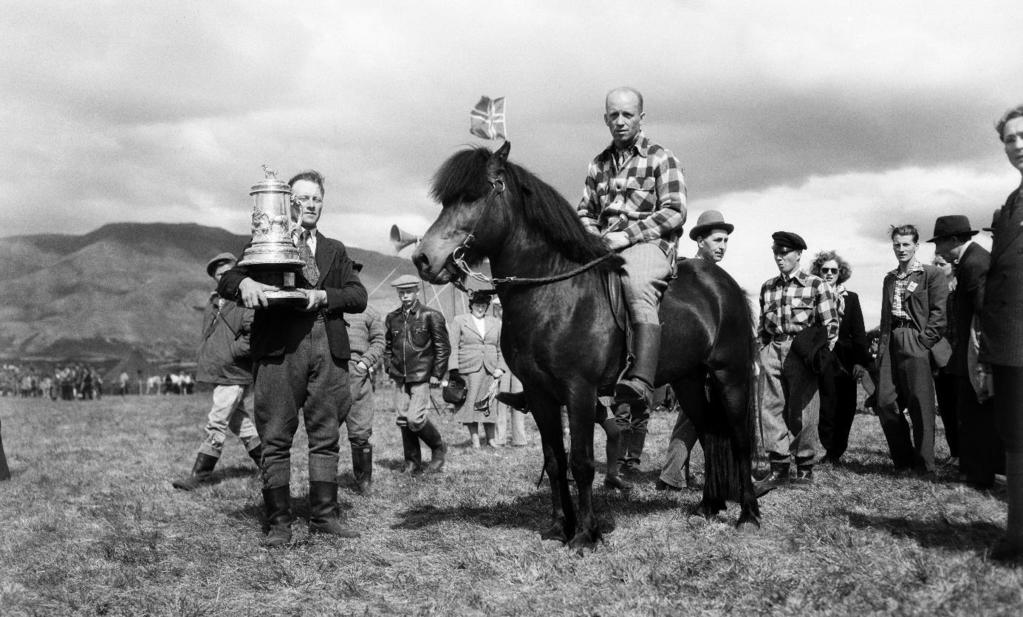 Bild 9: Sleipnirpokalen utdelas på Landsmót 1950 till Hreinn frá Þverá. Ryttare på Hreinn är Páll Sigurðsson och Hreinns ägare, Hannes Stefánsson bonde på Þverá håller i pokalen.