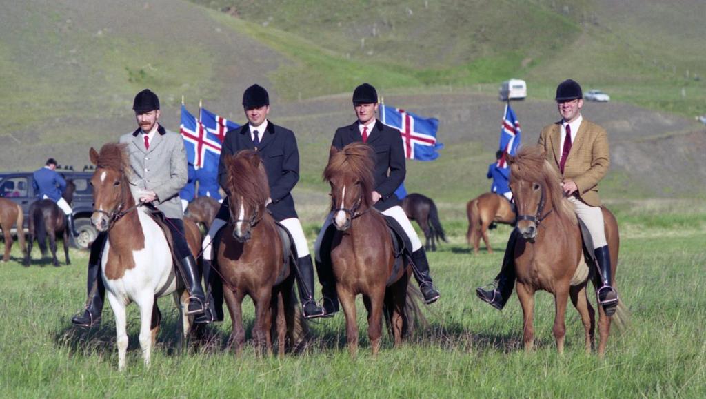 Bild 23: Avelsdomarna på Landsmót 1998 förbereder sig för invigningen. Från vänster: Guðlaugur Antonsson, Jón Vilmundarson, Jón Finnur Hansson och Kristinn Hugason.