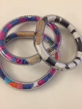- Fortsättning: SKAPA DITT EGET ARMBAND 1 Gör ett supersnyggt armband med hjälp av plaströr, silkespapper, pärlor med mera. När: Onsdag 21 februari. Drop-in mellan 13.