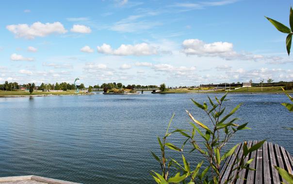 Kumla stadspark Avkoppling, umgänge och motion Parkens omfattande perennplanteringar, konstgjorda sjöar och promenadstråk utgör en fantastisk plats för avkoppling och rekreation.