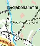 Lokalen omges av alskog, ängar och gles bebyggelse. I de strömma delarna består bottnen av allt från stora block till finkornig sand.