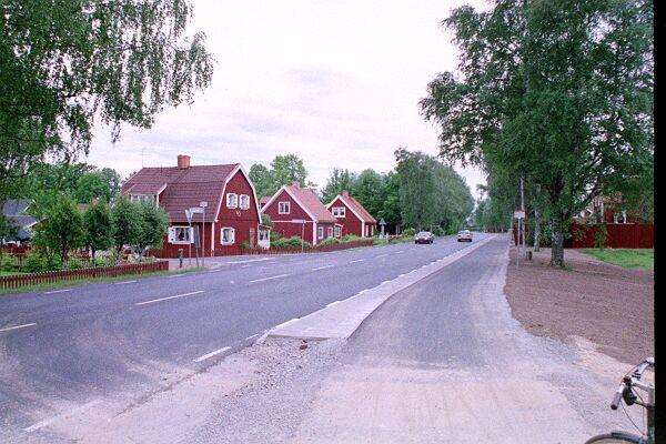 Kvarnsvedsvägen Syrenstigen 1999 Fotograf: Olle Stålberg Syrenstigen 1957 Tillhör kategorin träd och buskar.