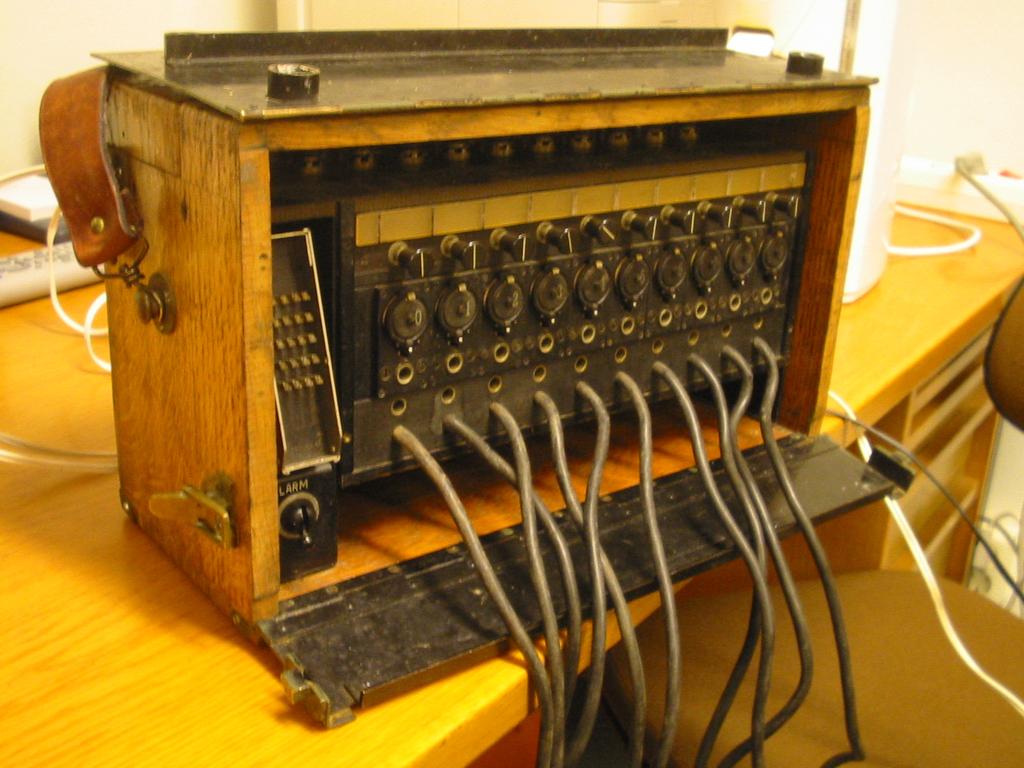 För ändamålet uppkopplades förstås ett skarpt nät bestående av några fältapor, dvs fälttelefon m/37 vilka bemannades av trådtelefonisterna XFT och DDY vid detta tillfälle.