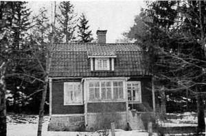 Gustafslund i Håga, okänd gård? Bostadshuset på Gustafslund, försett med brutet tak, s.k. mansardtak, vilket var ovanligt på mindre byggnader.