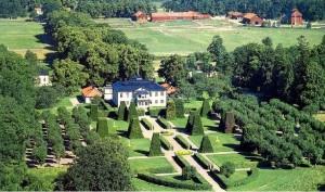 Sandemar, slott och gods Bygdens största enskilda egendom. Sandemars slott från sjösidan. Slottet är uppfört i karolinsk stil i trä i slutet på 1600-talet.