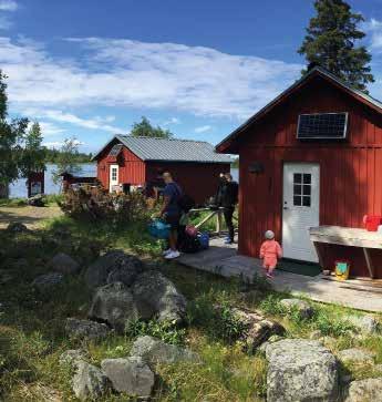 På Småskär finns det en vedeldade bastu, bokningsbara för alla skärgårdsbesökare. Tjädern och Orren, belägna ett stenkast från varandra. Stugan Orren.