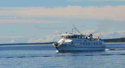 Att transportera sig ut i Luleå skärgård är en del av upplevelsen, ombord på turbåten kan du avnjuta mat och dryck samtidigt som du närmar dig din