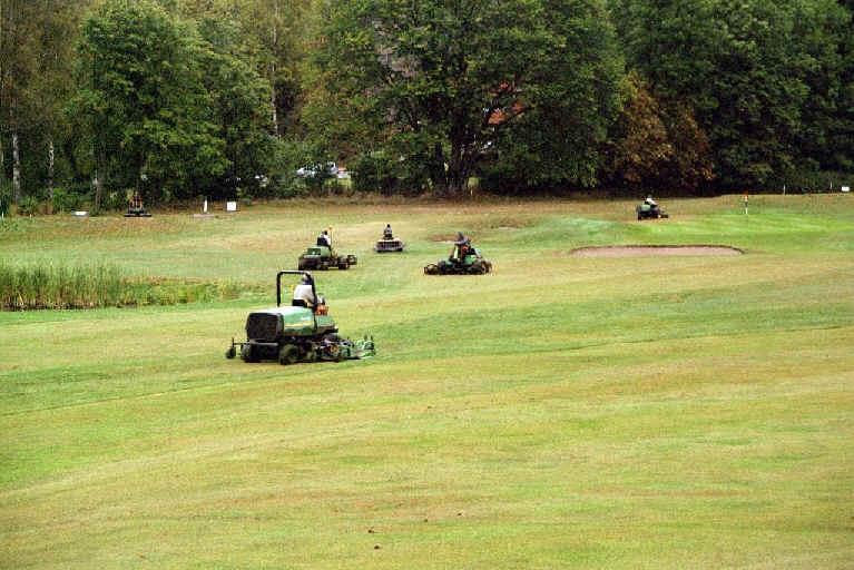 SÄKER GOLF Samspelet kräver i sin tur kontinuerligt arbete med: Rutiner i samband med banarbete Spelrutiner