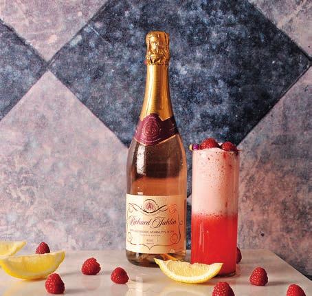 Raspberry Royale Alkoholfri drink med Sparkling rosé 3 cl hallonsyrup 3 cl citronjuice 2 cl äggvita Richard Juhlin Sparkling Rosé Häll hallonsyrup, citronjuice och äggvita i en shaker.
