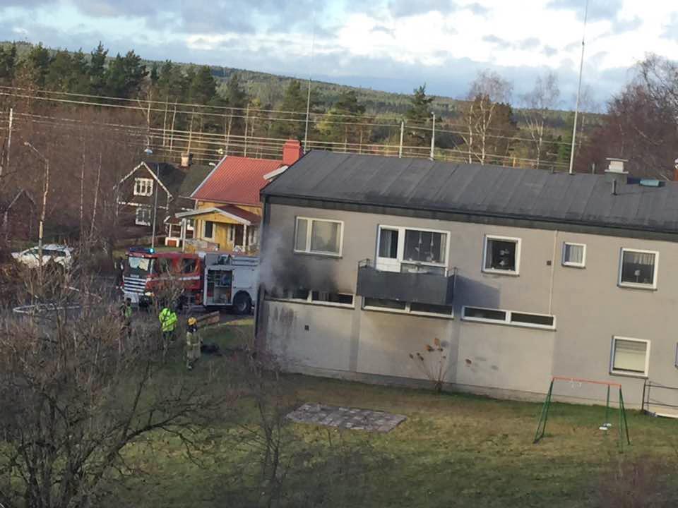 Baksidan på den eldhärjade brandstationen. Foto Monika Blom.