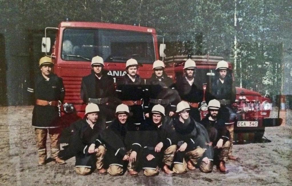 Finnerödja brandkår i färg. Stående: Brandmästare Olle Gustavsson, Karl-Ingvar Lindström, Lars Bygdén, Erik Gustavsson, Kjell Andersson, Mårten Holmberg.
