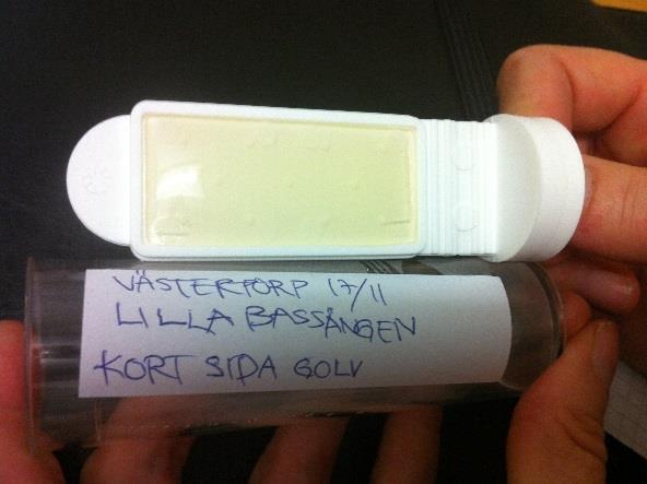omklädningsrum (helblått golv).