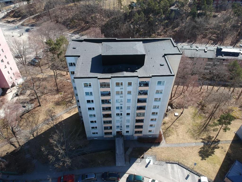 3. GENOMFÖRANDET Plåt Kontroll, byte av fönster och tröskelbleck kan innebära att vi kommer att behöva knacka/borra i fasad och karm för att möjliggöra en korrekt anslutning mellan plåt och puts och