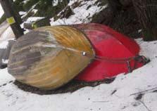 b) Har man däremot andra avsikter än att åka skridsko så kan ju ett fiskeäventyr locka en ut på isen. Isborr och broddar på fötterna ger ett fastare grepp när hålet skall borras.