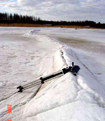 Längre ut till havs bildas ibland större sprickor som vi kallar råkar råkar som i tiderna krävt människoliv råkar som fordrar en sä ker utrustning för att ta sig över.