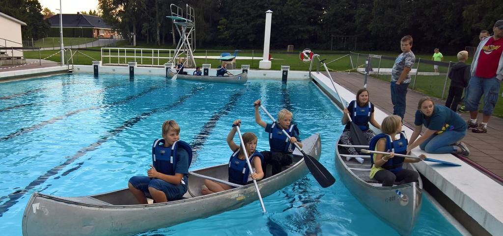 Scoutstartdagen 31 augusti Scoutstartdagen genomfördes 31/8 enligt välbeprövat koncept. Vad vore sista onsdagen i augusti utan kanoter på badet och backklättring? Årets nyhet var pinnbröd.