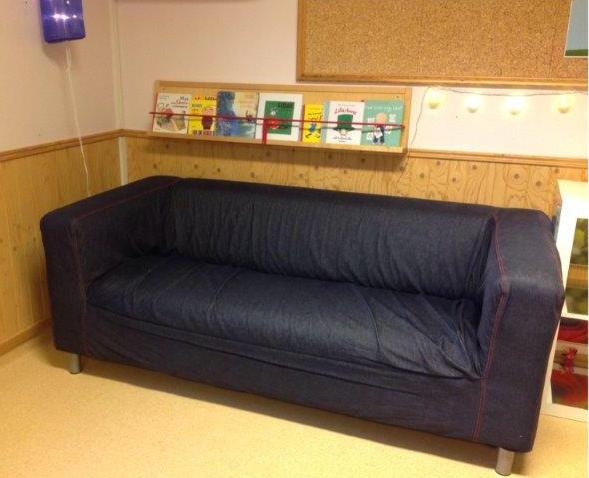 Och sen i det stora rummet på avdelningen har vi en boklist (hylla med böcker) med främst våra egna böcker och en soffa som vi sitter i.