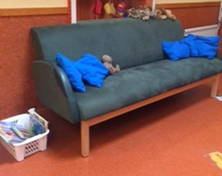 Figur 7: Förskollärare D:s förskola Figur 7 visar förskollärare D:s läsmiljö som är belägen i hallen på avdelningen med en soffa, fyra kuddar, fyra gosedjur och en vit plastback med några sönderlästa