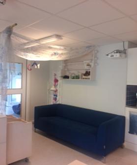 Vi har pratat mycket att vi tycker det är viktigt i den här yngrebarnsgruppen, att läsmiljön är central. Den har ett högt värde våran läsplats. Där har vi en soffa och vi har en boklåda.