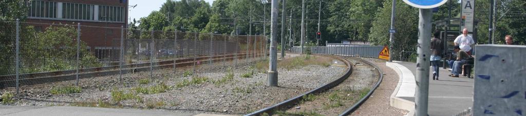 Planområdets norra del gränsar mot Säveåns södra strand vilken här utgörs av en knappt två meter hög kaj/stödmur.