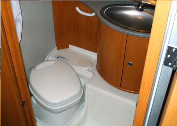 .. Snyggt och praktisk toalett med standard utseende från Dethleffs. Här har man valt att sätta in en vridbar toalettstol från Thetford.