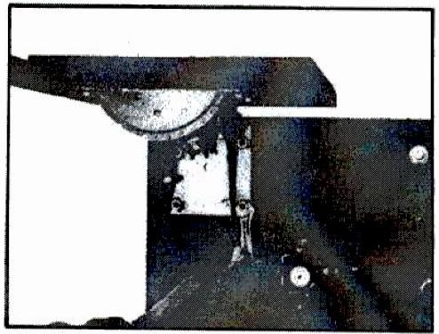 Placera bordet på den övre bordsskenan. Montera tappen med 4 vardera lutningsbricka och sexkantskruv M6 12. Fäst vingmuttern och hexen.